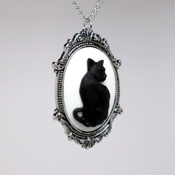 Black Cat Cameo in Antique Silver Finish Pewter Frame Pendant Necklace - Picture 4 of 6